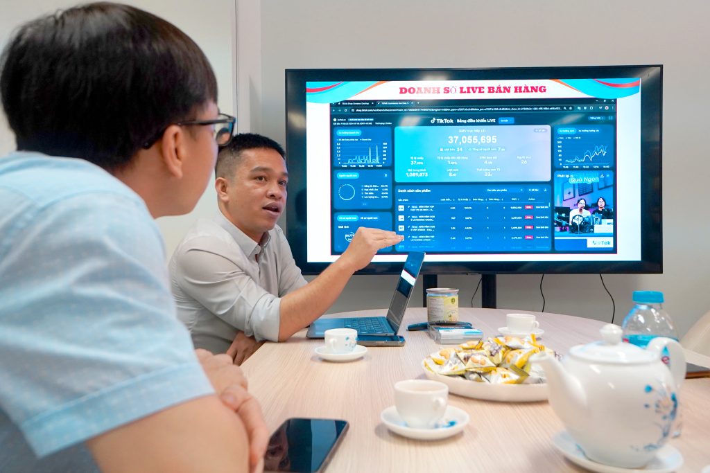 Anh Tấn Trung - Giám đốc Live Channel chia sẻ về Quy trình sản xuất phiên Live cho Doanh nghiệp.