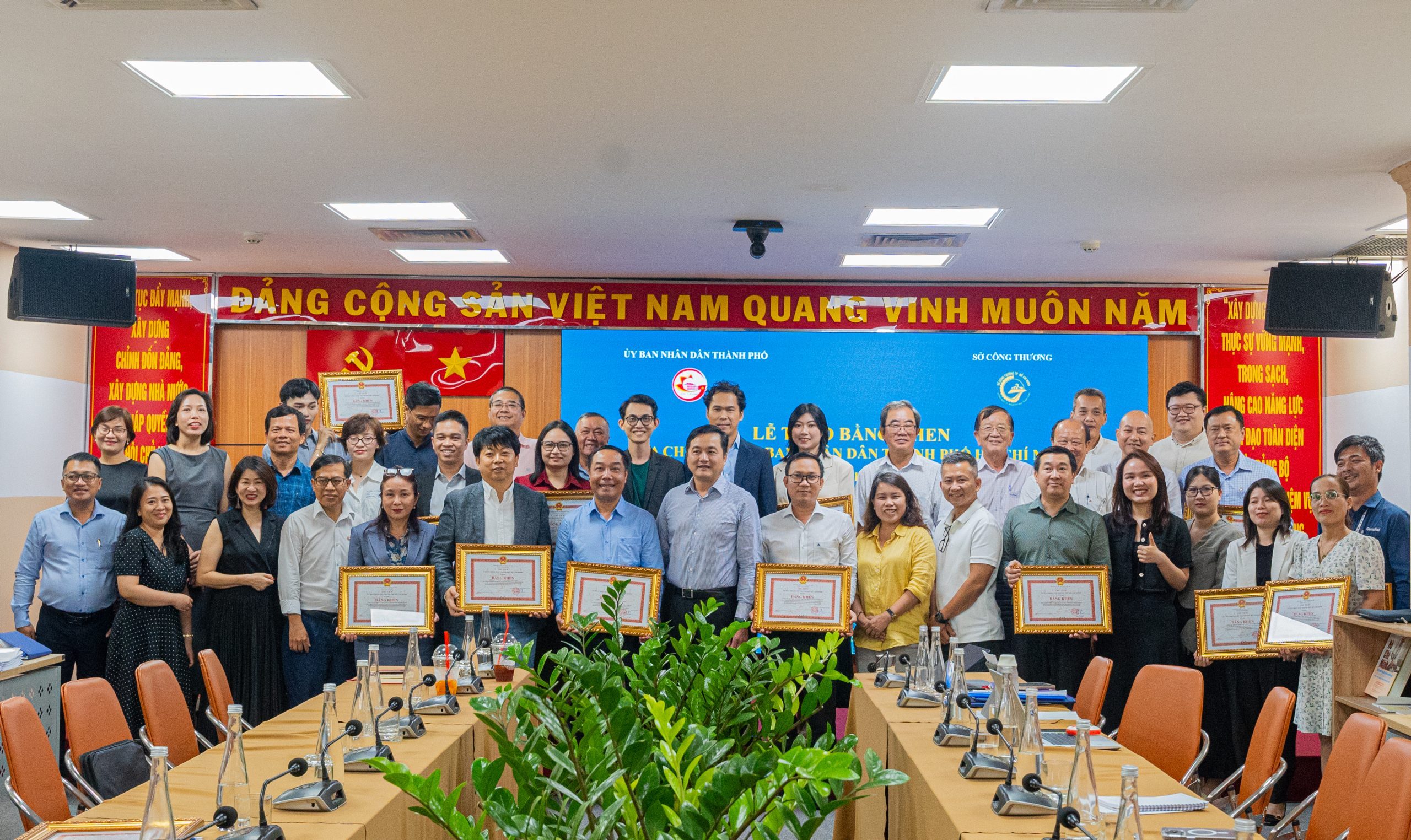 Đồng chí Phó Chủ tịch UBND tỉnh Nguyễn Hùng Nam trao Bằng khen tặng các tập thể có thành tích xuất sắc trong công tác năm 2024