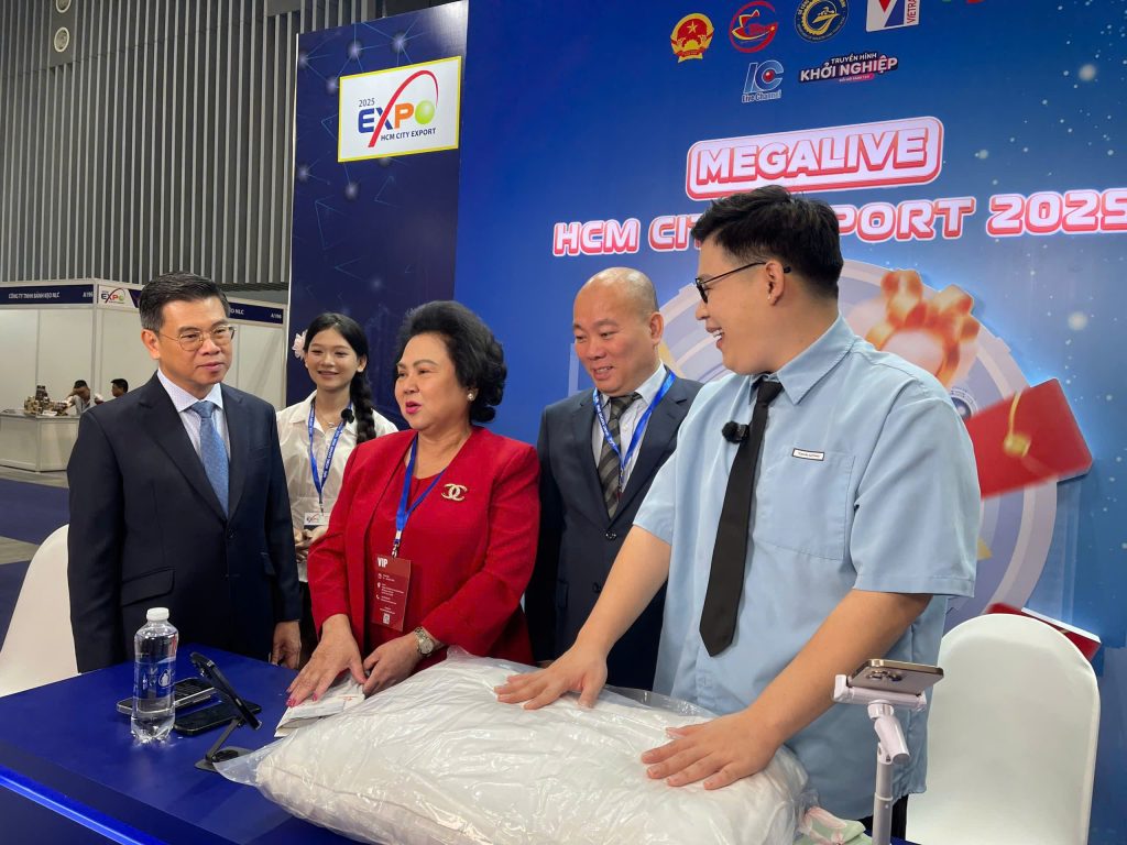 LÃNH ĐẠO TP.HCM GHÉ THĂM MEGALIVE ĐẦU TIÊN & TRẢI NGHIỆM TRỰC TIẾP LIVESTREAM